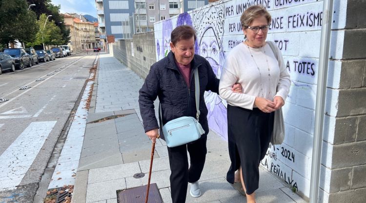 La Txell amb la Virgínia passejant. ACN