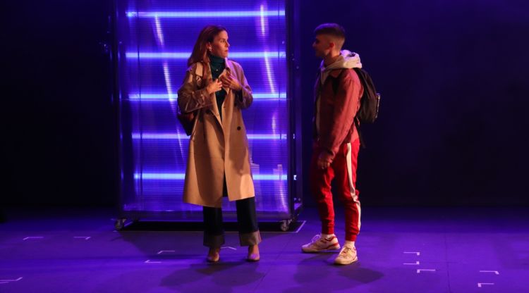 Els actors Ann Perelló i Biel Montoro en una escena del muntatge 'Burpees' que es representarà al Teatre de Salt. ACN