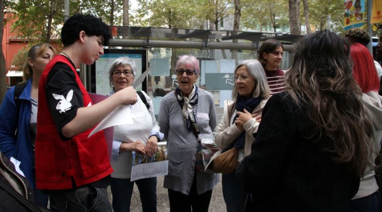 Els participants fan una prova davant de correus. ACN