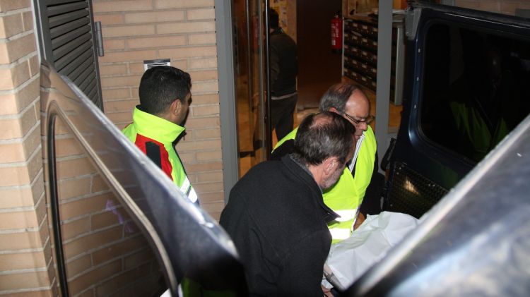 Els serveis funeraris s'enduen el cos de la víctima (arxiu) © ACN