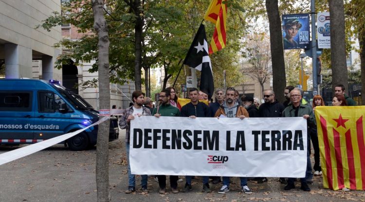 Concentració de suport al regidor de la CUP investigat per cremar una bandera espanyola a Girona. ACN