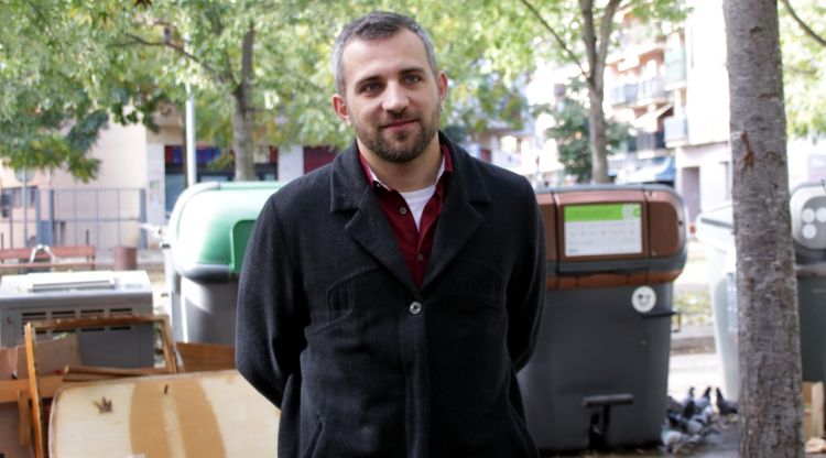 El regidor Sergi Cot davant dels contenidors del parc Núria Terés. ACN