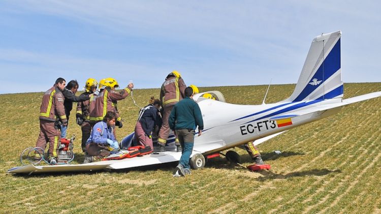 Bombers socorrent a l'aviador ferit © Bombers de la Generalitat - Emili Jimenez