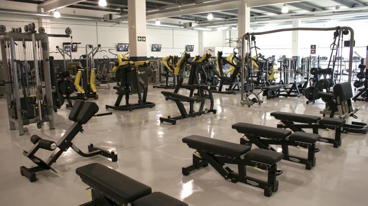 Interior del nou gimnàs Basic-Fit de Girona © AG