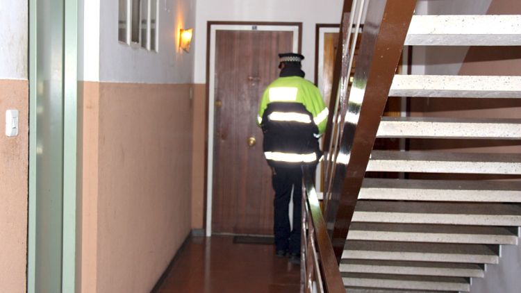 Un agent de la Policia Local de Salt patrullant dins un dels edificis del grup Sagrada Família © ACN