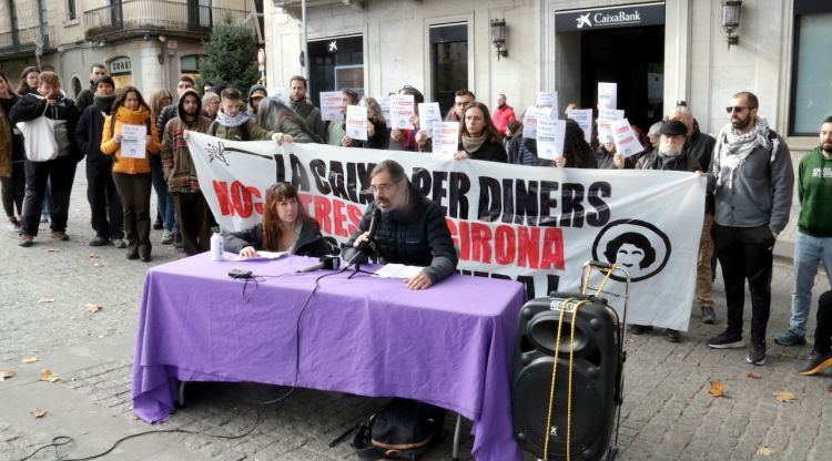 Roda de premsa de l'Ateneu Salvadora Catà i el Sindicat de Llogateres davant l'oficina de Caixabank a Girona. ACN
