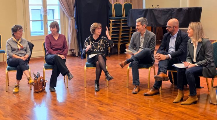 Mònica Martínez Bravo s'ha reunit amb tècnics i professionals del Consell Comarcal de l'Alt Empordà. ACN