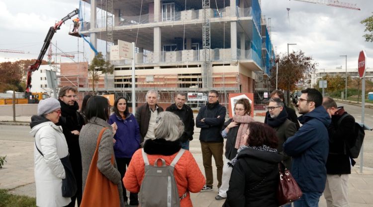 Visita a les obres de construcció d'una promoció de pisos socials al barri de Domeny durant la jornada Repensem Girona. ACN