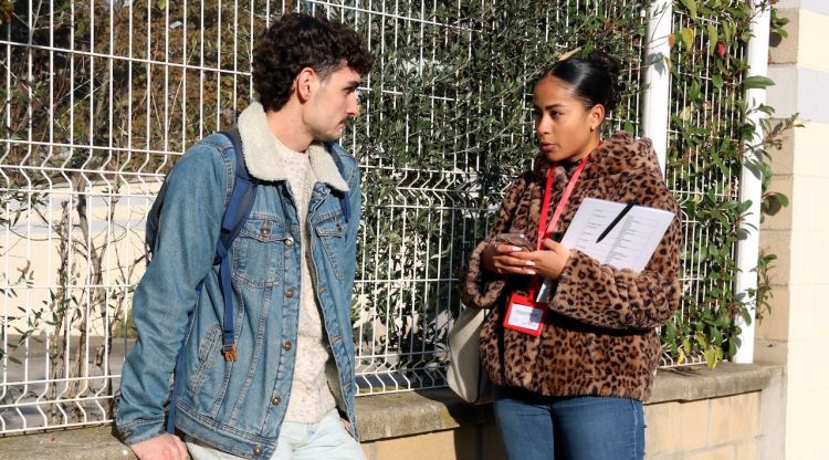 L'enquestadora de l'empresa que fa les preguntes a peu de carrer o a domicili, al barri de l'Eixample de Girona. ACN