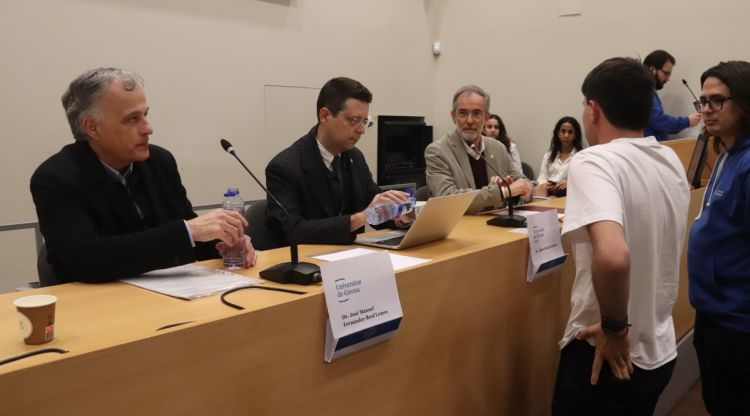 Els tres candidats al rectorat de la UdG acaben de preparar el debat amb el consell d'estudiants. ACN