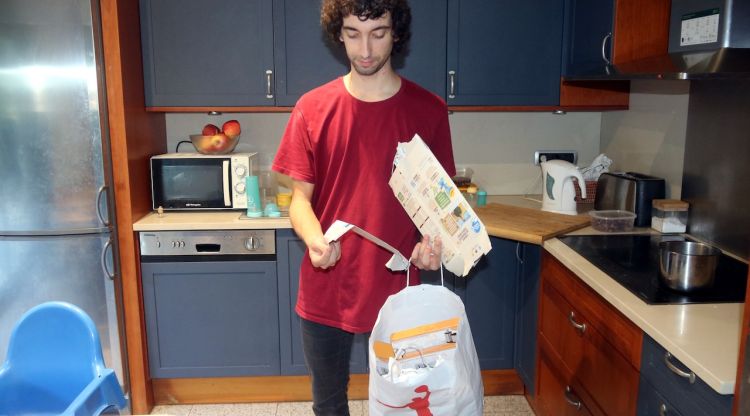 Marcel Llavero ensenya on guarden el paper que generen i que després reutilitzen perquè els seus fills facin dibuixos o manualitats. ACN