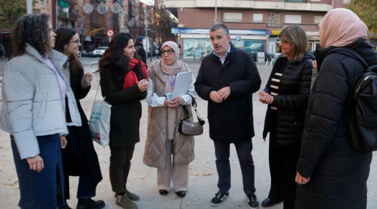 L'alcalde de Salt amb les responsables del projecte A-porta i algunes picaportes. ACN