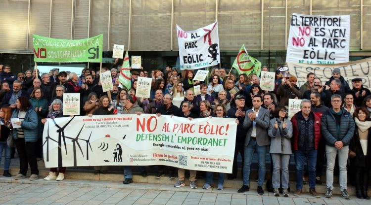 Els alcaldes i alcaldesses que han signat el manifest, al costat dels manifestants, abans d'entrar a la reunió. ACN