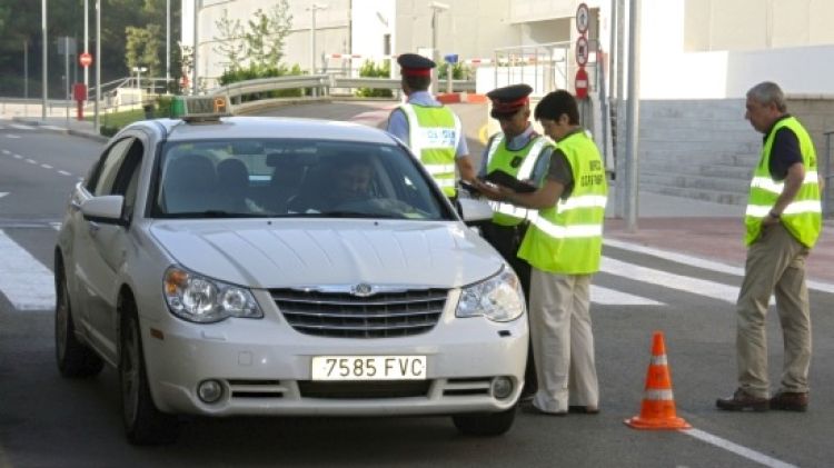 Un dels controls que es van fer l'estiu passat a l'aeroport per detectar vehicles que fan de taxi pirata © ACN