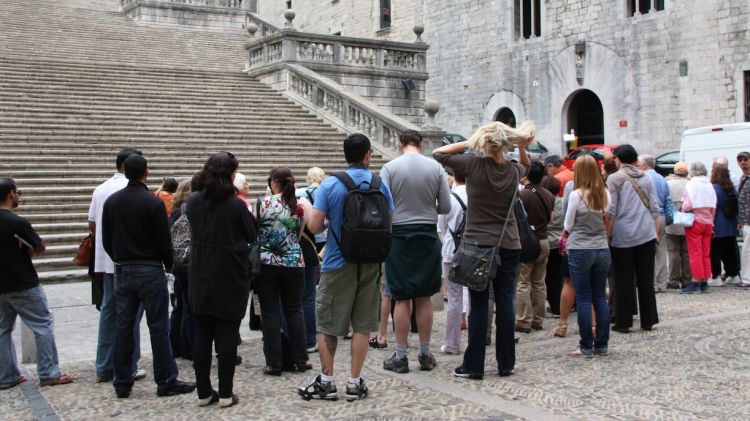 Un grup de turistes al peu de les escales de la Catedral de Girona © ACN
