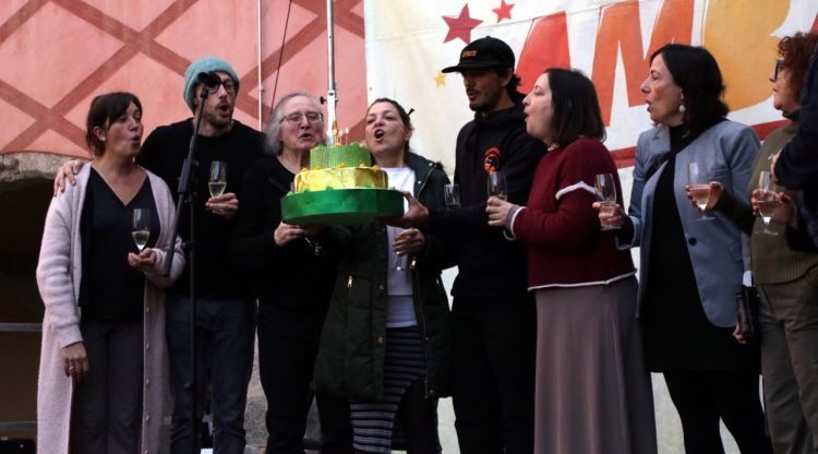 Els llibreters i membres de l'Ajuntament, bufant les espelmes. ACN