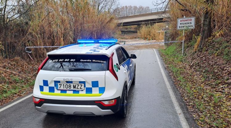 La Guàrdia Municipal de Vilafant tallant la carretera de Borrassà