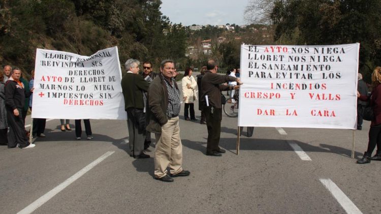 Una trentena de veïns de la urbanització Lloret Residencial tallant el trànsit © ACN