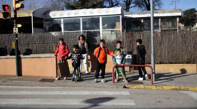 Infants esperant per travessar la carretera de Corçà. ACN