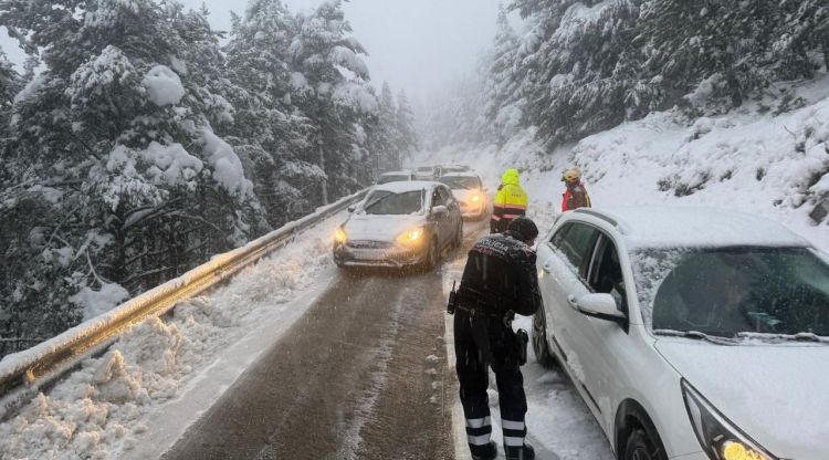 Mossos d'Esquadra i Bombers ajudant als conductors atrapats