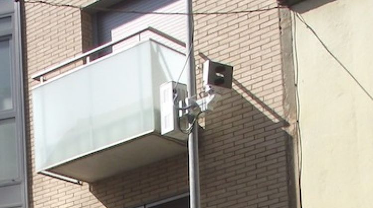 La càmera que s'ha instal·lat a Banyoles està situada a la meitat del fanal i a uns 50 metres del semàfor © ACN