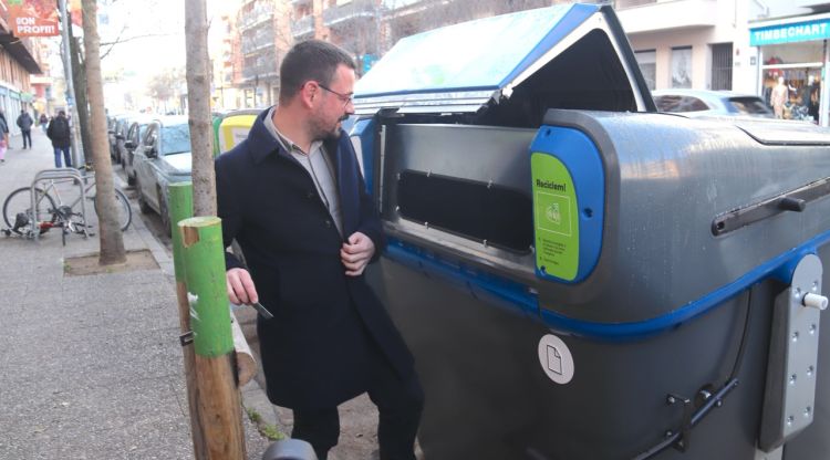 L'alcalde de Girona, Lluc Salellas, obre un dels nous contenidors de paper que s'intal·laran a la ciutat. ACN