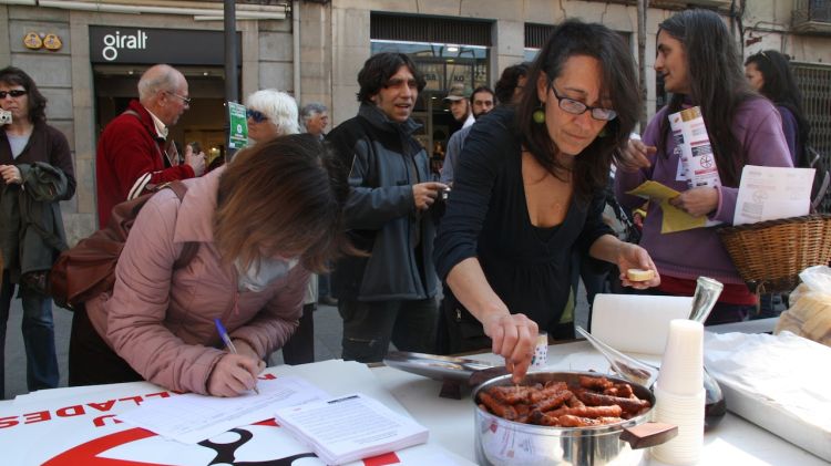 La xoriçada també ha consistit en una recollida de signatures © ACN