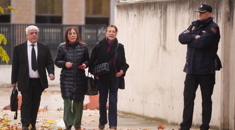 Mercè Gironès amb el seu advocat, Oriol Rusca, arribant a l'Audiència Nacional. ACN