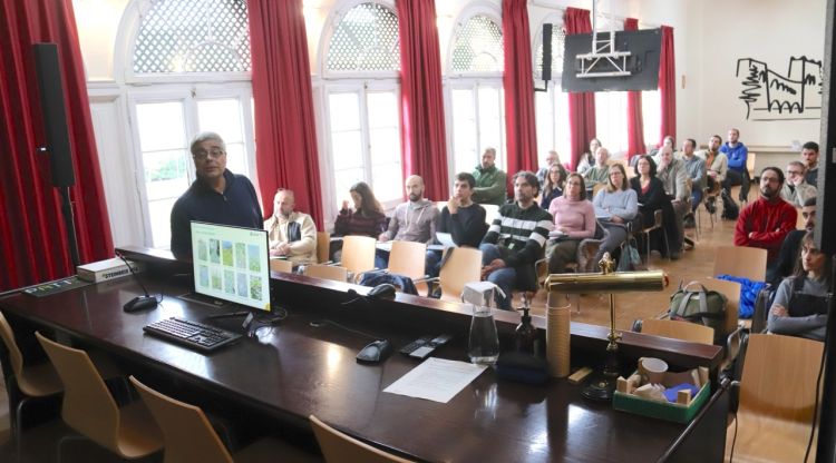 Un professor imparteix classe en el primer curs de formació sobre la gestió responsable d'espècies exòtiques invasores. ACN