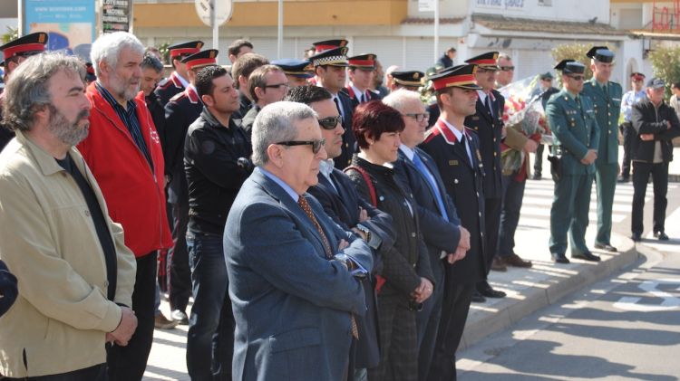Un centenar de persones han assistit a l'acte en record a l'agent Santos Santamaria mort fa onze anys a Roses © ACN