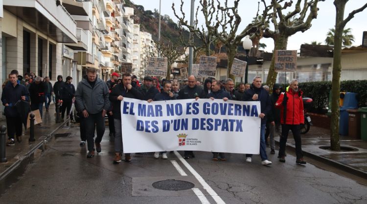 Els pescadors es manifesten a Blanes en contra de la normativa europea sobre el reglament de control. ACN
