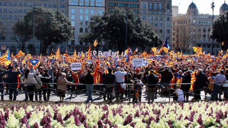 Milers de persones han omplert la Plaça Catalunya de Barcelona en el Flashmob per la Independència © ACN