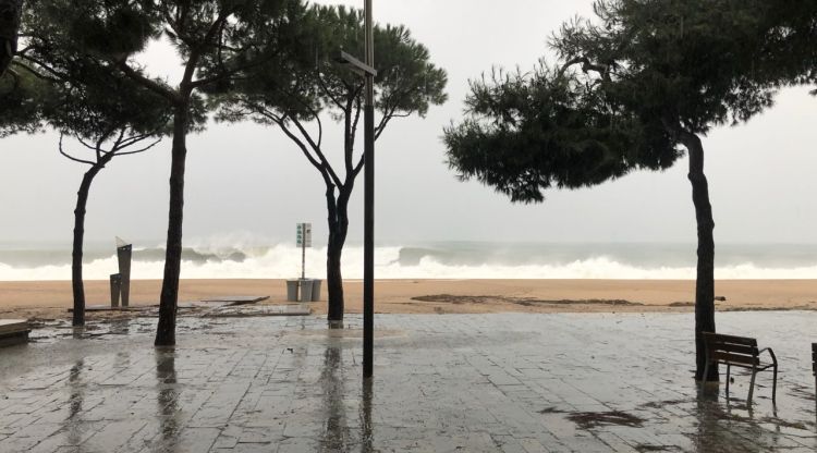La llevantada, aquest matí al passeig marítim de Platja d'Aro