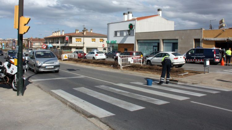 El ciclista ha envestit la vianant quan creuava aquest semàfor en verd © ACN