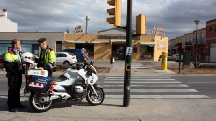 El ciclista ha envestit la vianant quan creuava aquest semàfor en verd © ACN