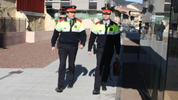 El cap dels Mossos d'Esquadra de la comissaria d'Olot, Blai Ortiz (esquerra), acompanyat d'un altre agent © ACN