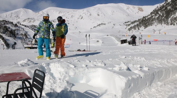 Esquiadors a l'estació de Vallter amb els gruixos de neu acumulada. ACN