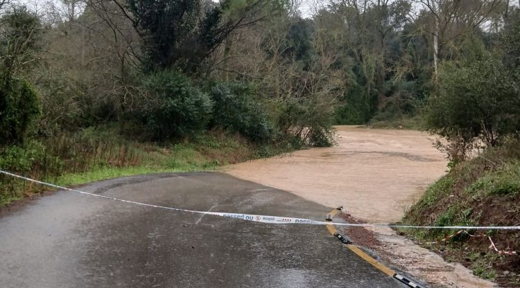 Un dels accessos a Taravaus, inundat durant la darrera llevantada