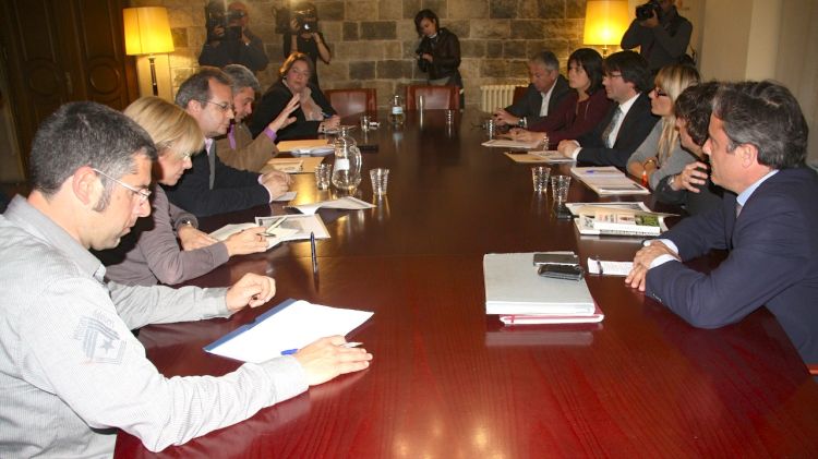 Els diputats i senadors gironins reunits amb l'alcalde i els portaveus dels grups polítics de l'ajuntament © ACN