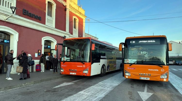 S'han habilitat autobusos per suplir la manca de trens. ACN