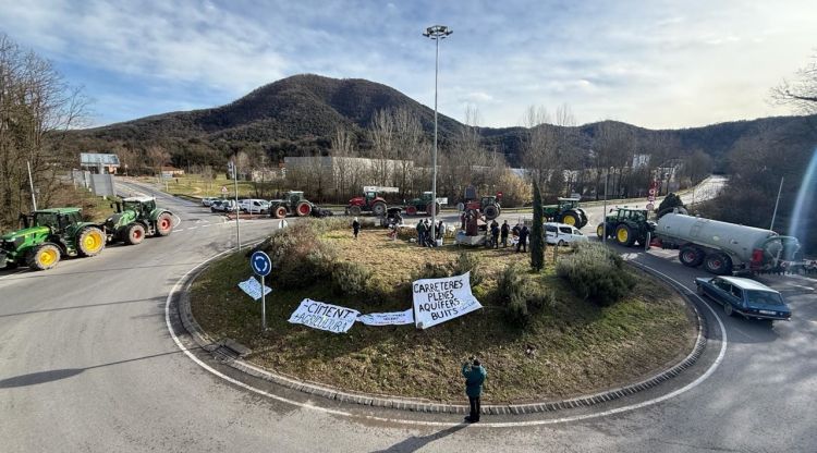 La rotonda d'accés a Bracons tallada amb tractors. ACN