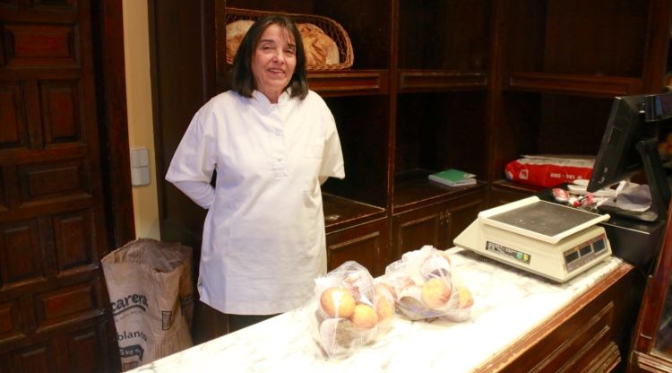 Leonor Bernat, copropietària de la fleca de Planoles. ACN