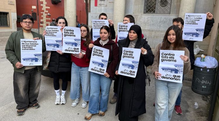 Membres del Sindicat d'Habitatge de Girona davant de l'oficina d'Habitatge. ACN
