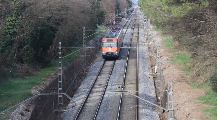 Un tren de Rodalies circula per les vies arribant a Caldes de Malavella. ACN