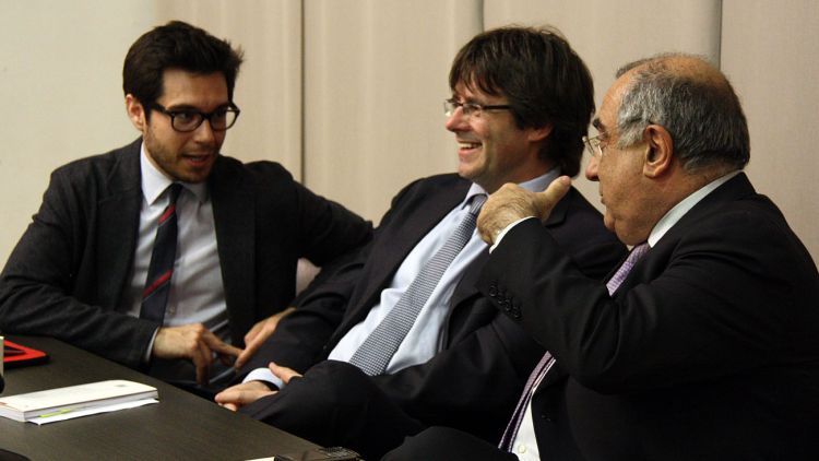 Toni Aira (esquerra) amb Carles Puigdemont i Joaquim Nadal © ACN