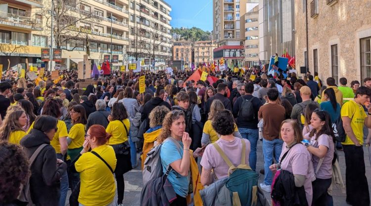 El moment en que els blocs han convergit davant la seu de la Generalitat. Àlex Bueno