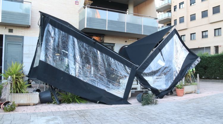 Un tendal d'un bar de Blanes malmès pel vent