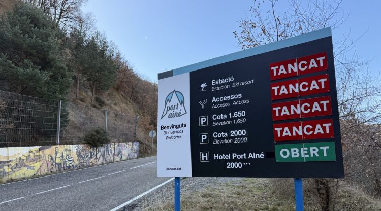 Un rètol indicant que l'estació de Port Ainé està tancada. ACN