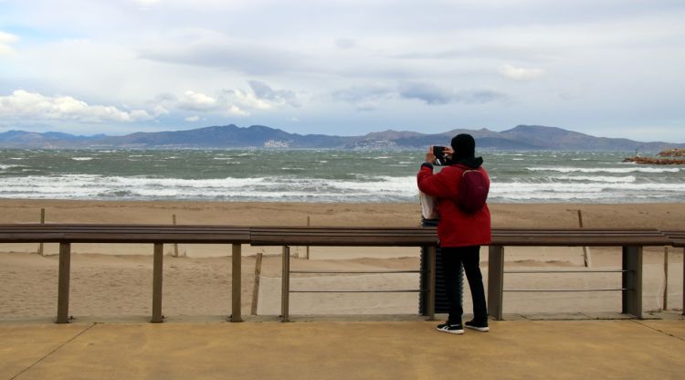 Un home fa una foto al mar de l'Escala, aquest matí. ACN