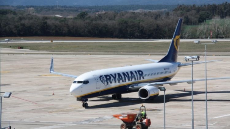 Avió de Ryanair a la pista d'aterratge de l'Aerport de Girona (arxiu)